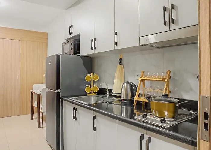 Relaxing 1br Balcony With Pool View Free Parking 4* Manila